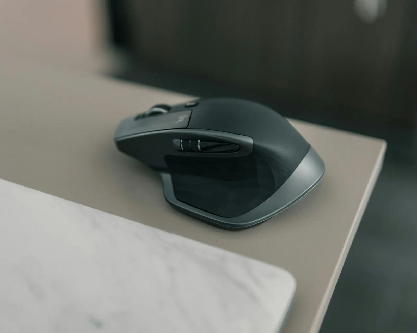 Ergonomická myš na pracovním stole
